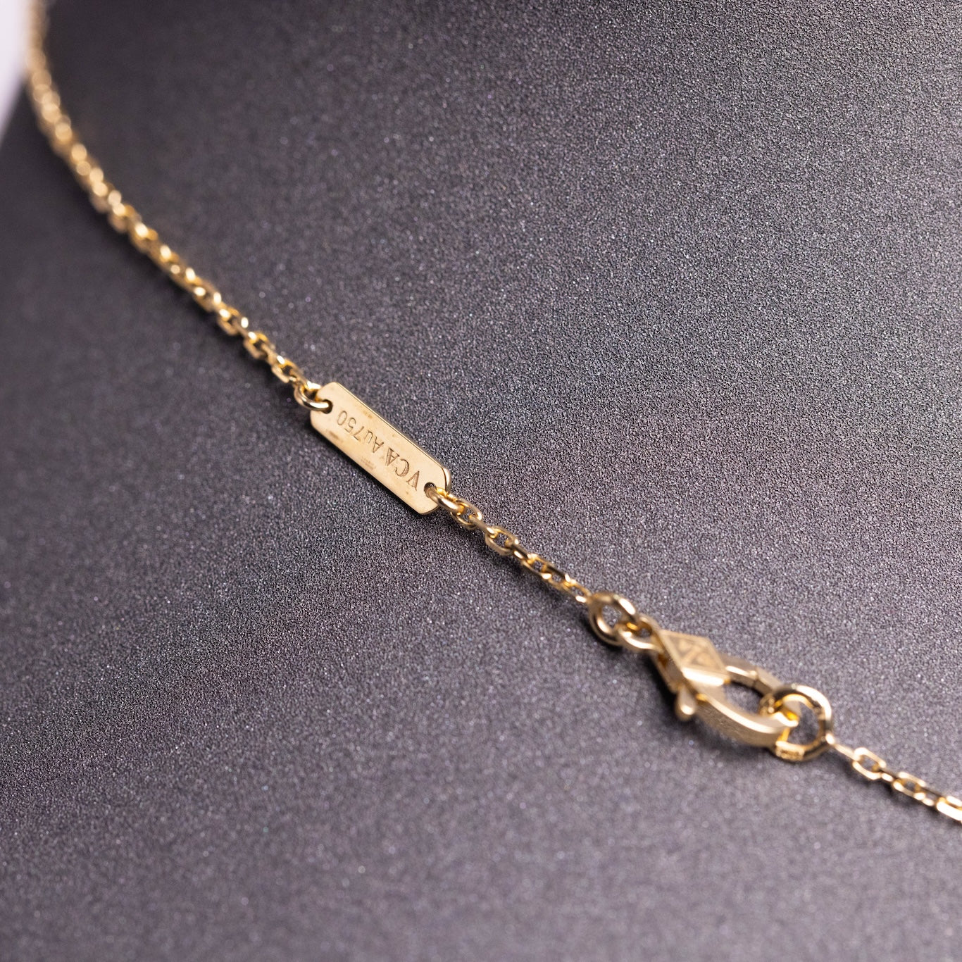 Van Cleef & Arpels Vintage Alhambra Pendant Agate 18K Yellow Gold - Image 5